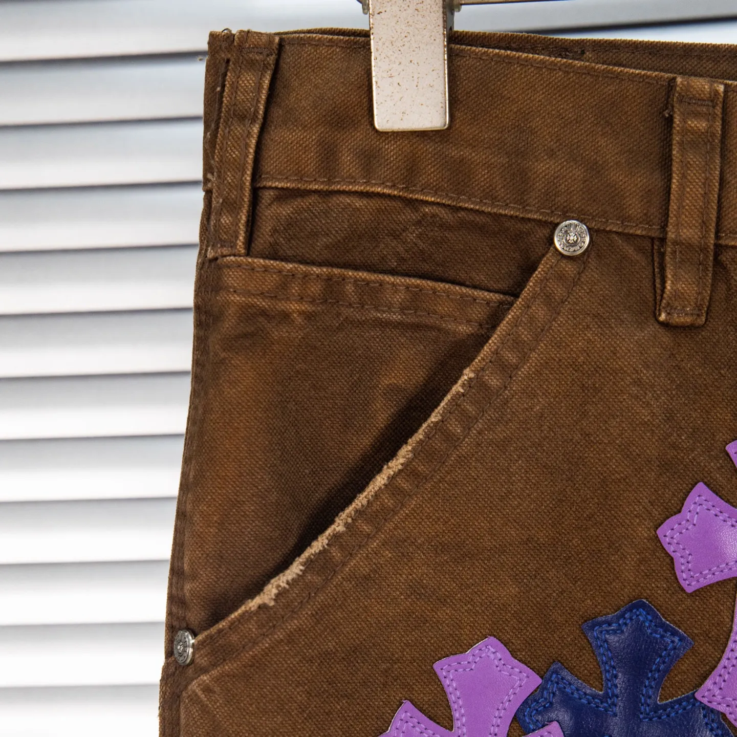 P290 Chrome Hearts Chrome Hearts brown logging purple multi-leather jeans Multi-leather standard work jeans pants CH jeans need to be washed and then disassembled and hand-stitched with sheepskin cross leather and then spliced to complete. The whole process is too complicated to explain. About Chrome Hearts This is an extremely luxurious fashion brand that can also be called the nobility of the high street. It has always been an exclusive brand for some hipsters or rich second generations. Compared with ordinary high streets, it is more luxurious and noble. Compared with luxury brands, it has a more fashionable personality. It has always been a brand that I have a special liking for. Style number: 1786# Color: Brown Size: 28 30 32 34 36